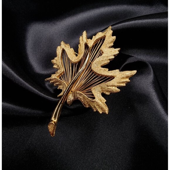 Vintage MONET Gold-Tone Leaf Brooch Pin Maple Leaf Design Elegant - Picture 2 of 5